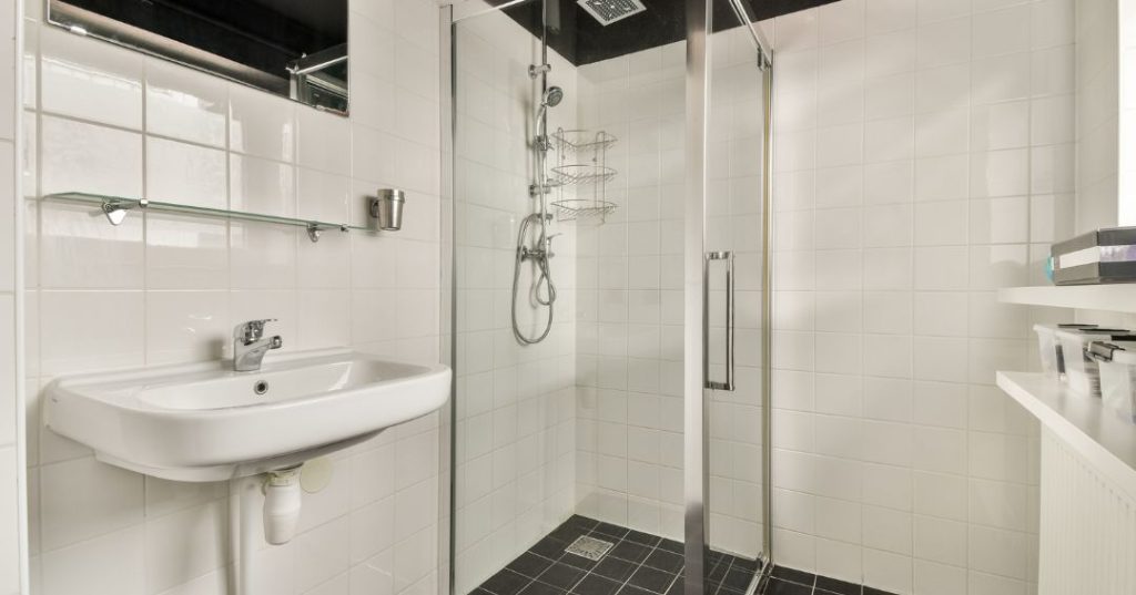 Como Limpar Box de Vidro no Banheiro em Itaquaquecetuba: 4 Passos e Dicas Box de vidro em Itaquaquecetuba